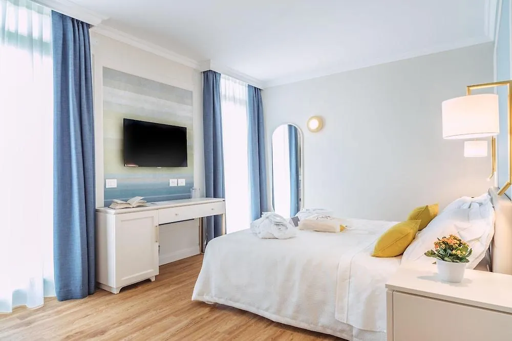 Sky Pool Hotel Sole Garda Garda  Italien
