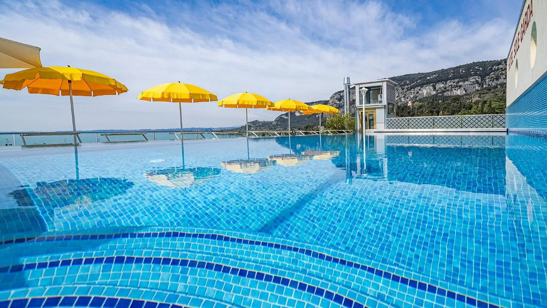 Sky Pool Hotel Sole Garda Garda  Italien
