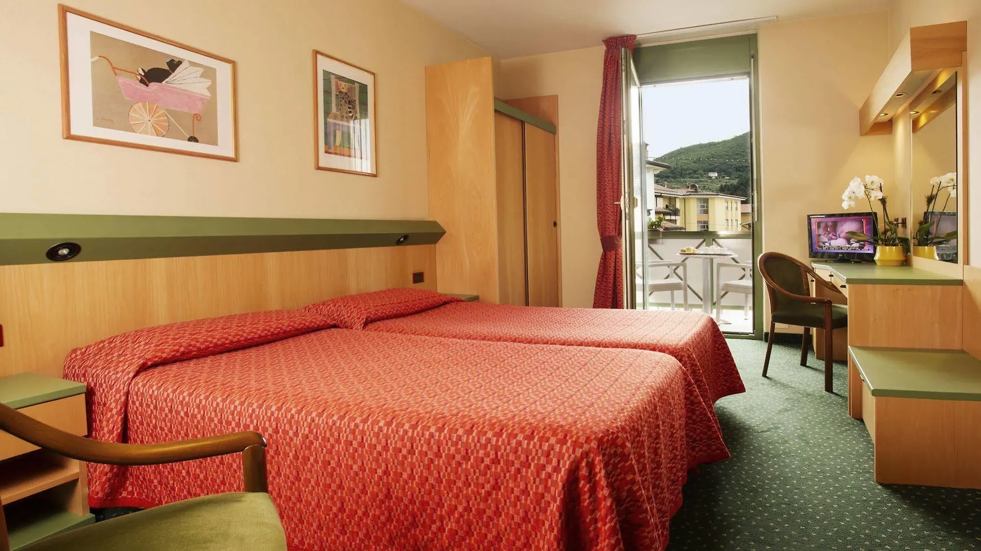 ****  Sky Pool Hotel Sole Garda Garda  Italien